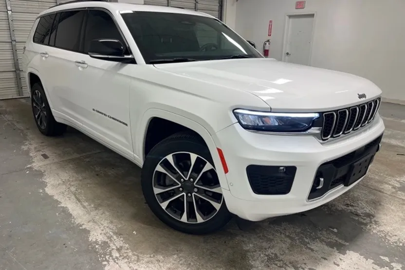 2023 Jeep Grand Cherokee Overland photo 1