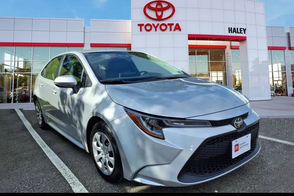2020 Toyota Corolla LE photo 1