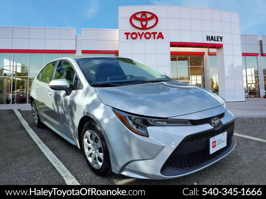2020 Toyota Corolla LE photo 1