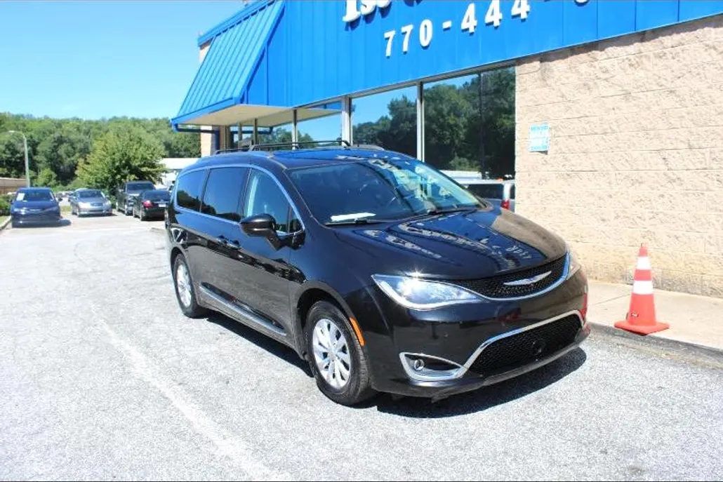 2019 Chrysler Pacifica Touring L photo 1