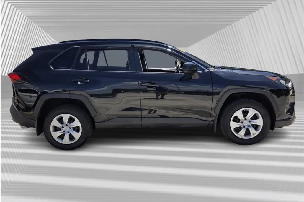 2020 Toyota RAV4 LE photo 1