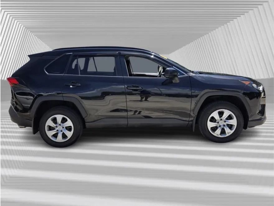 2020 Toyota RAV4 LE photo 1