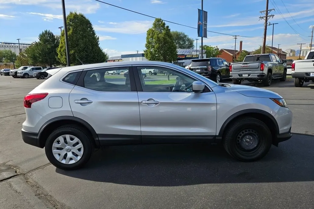 2018 Nissan Rogue Sport S photo 1