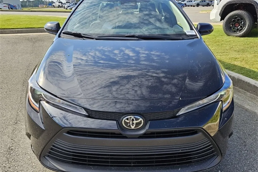 2025 Toyota Corolla LE photo 1