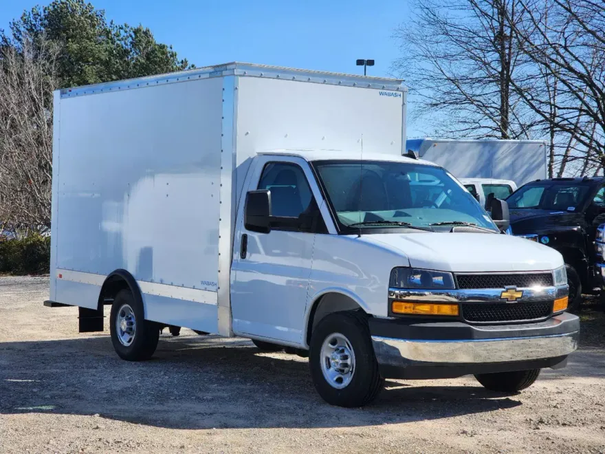 2024 Chevrolet Express Cutaway 3500 photo 1