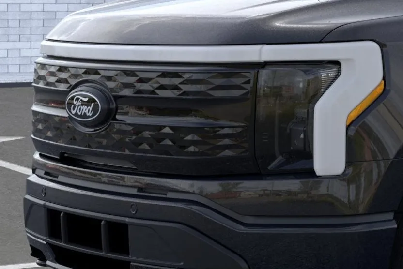 2025 Ford F-150 Lightning Platinum photo 1