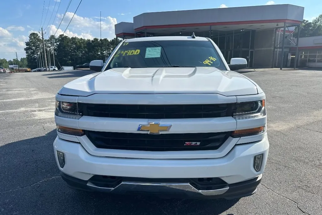 2017 Chevrolet Silverado 1500 LT photo 1