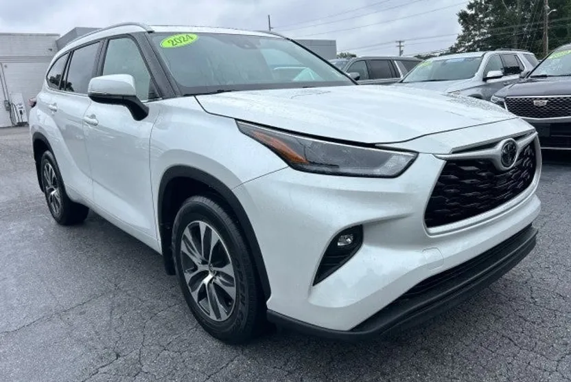 2024 Toyota Highlander XLE photo 1