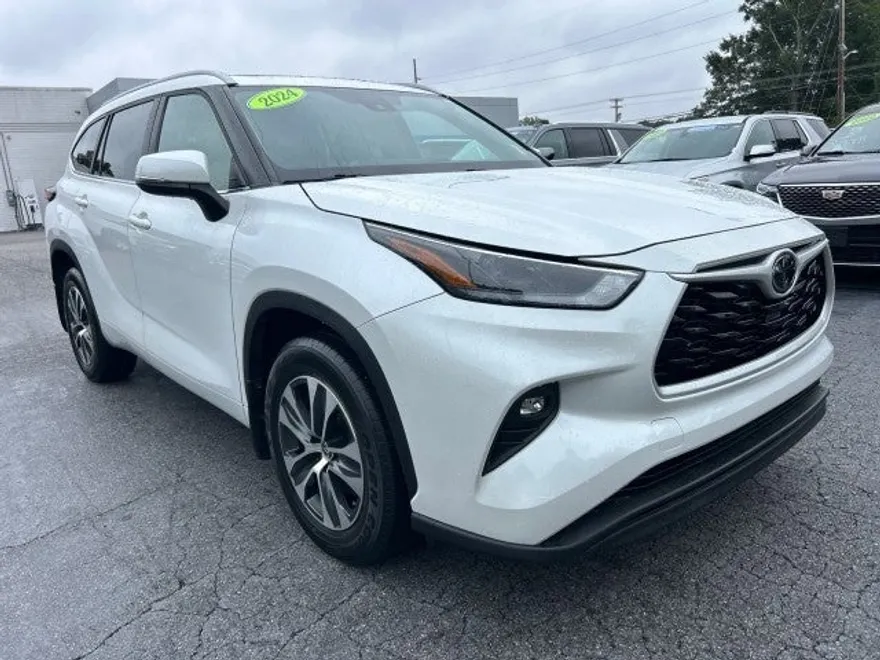2024 Toyota Highlander XLE photo 1