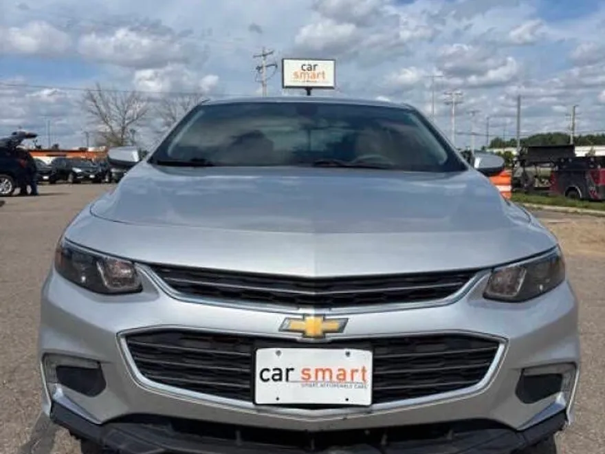 2017 Chevrolet Malibu 1LT photo 1