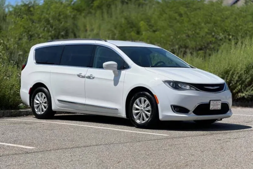 2017 Chrysler Pacifica Touring L photo 1