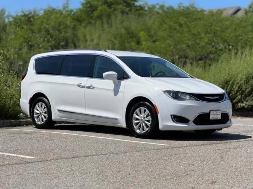 2017 Chrysler Pacifica Touring L photo 1