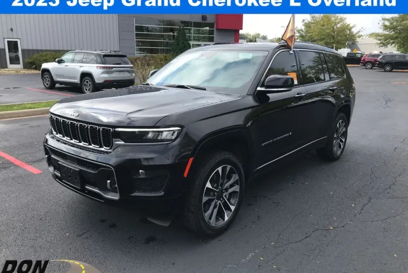 2023 Jeep Grand Cherokee Overland photo 1
