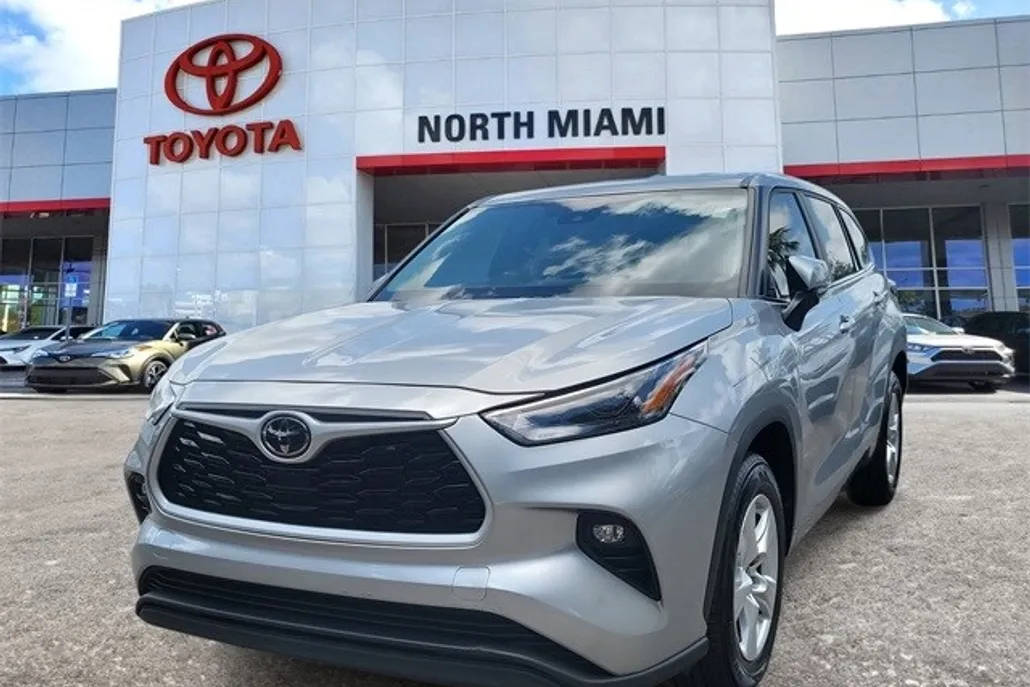 2024 Toyota Highlander LE photo 1