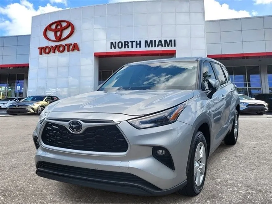 2024 Toyota Highlander LE photo 1