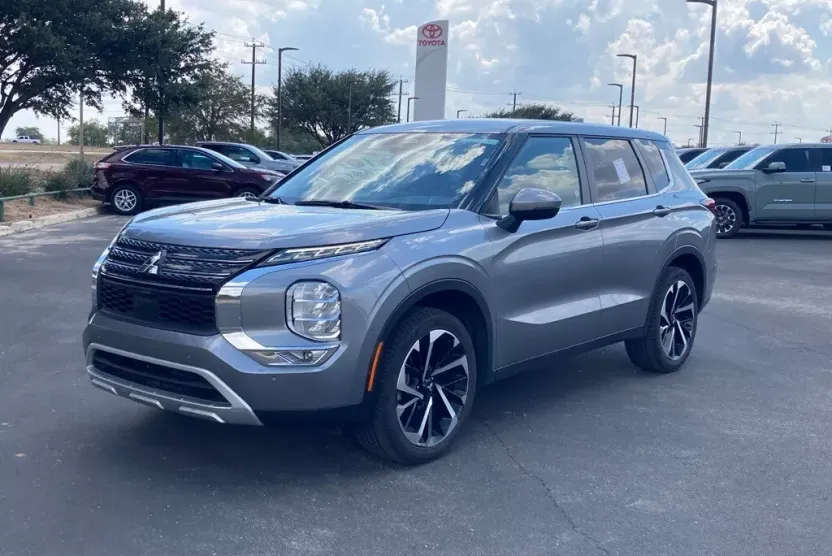 2024 Mitsubishi Outlander SE Black Edition photo 1
