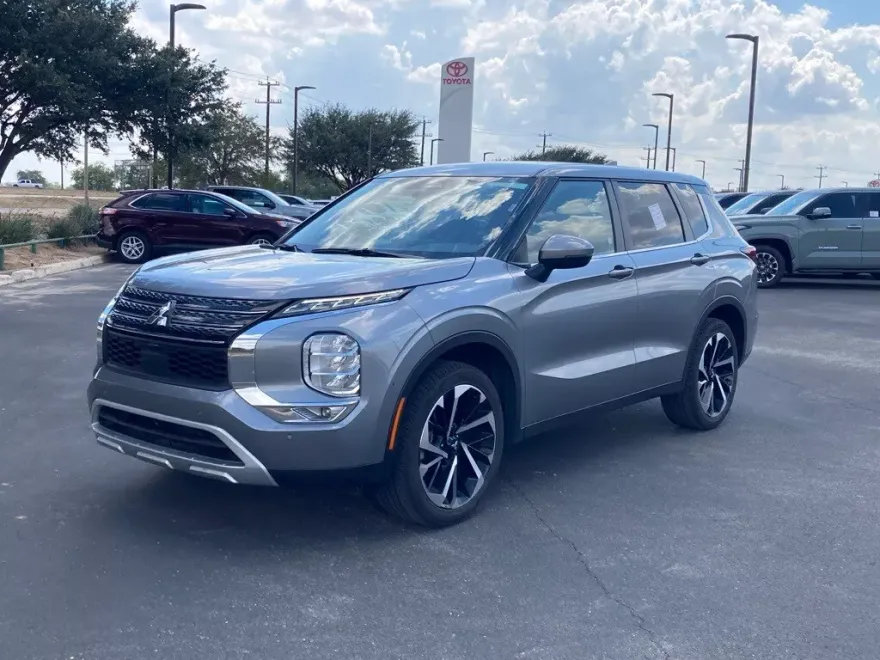 2024 Mitsubishi Outlander SE Black Edition photo 1