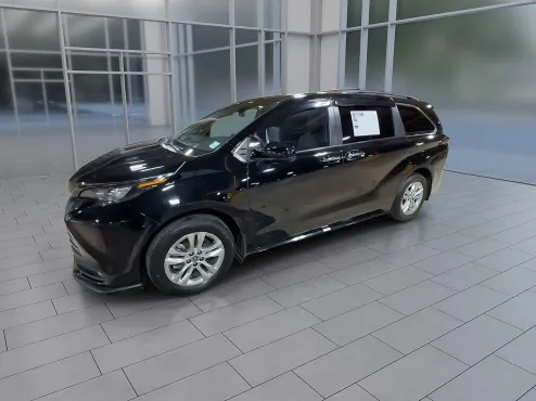 2022 Toyota Sienna XLE Woodland Edition photo 4