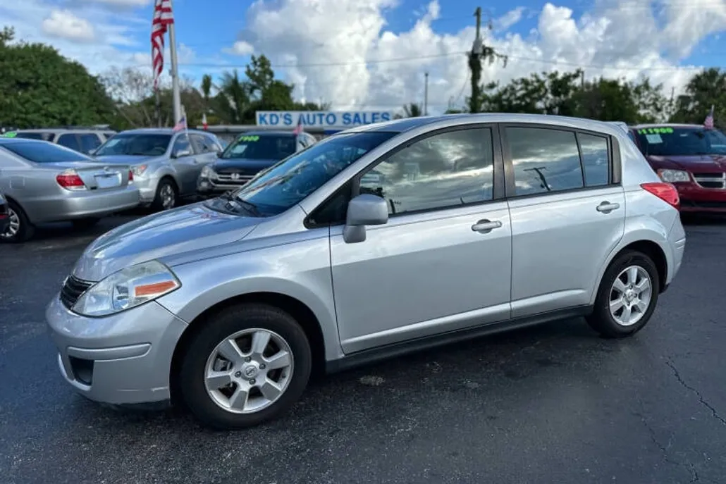 2012 Nissan Versa 1.8 S photo 1