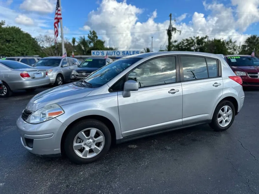 2012 Nissan Versa 1.8 S photo 1
