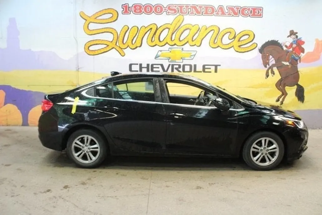2017 Chevrolet Cruze LT photo 1