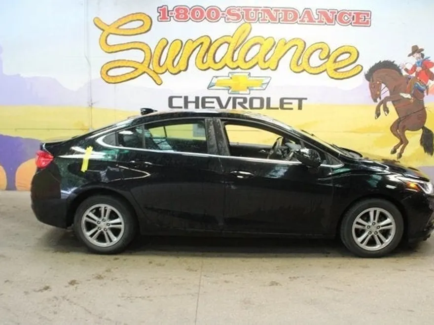 2017 Chevrolet Cruze LT photo 1