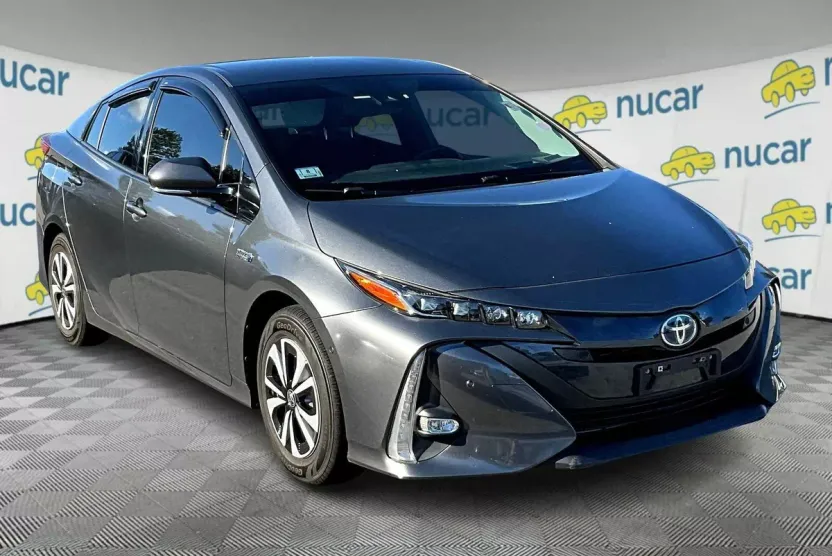 2017 Toyota Prius Prime Advanced photo 1