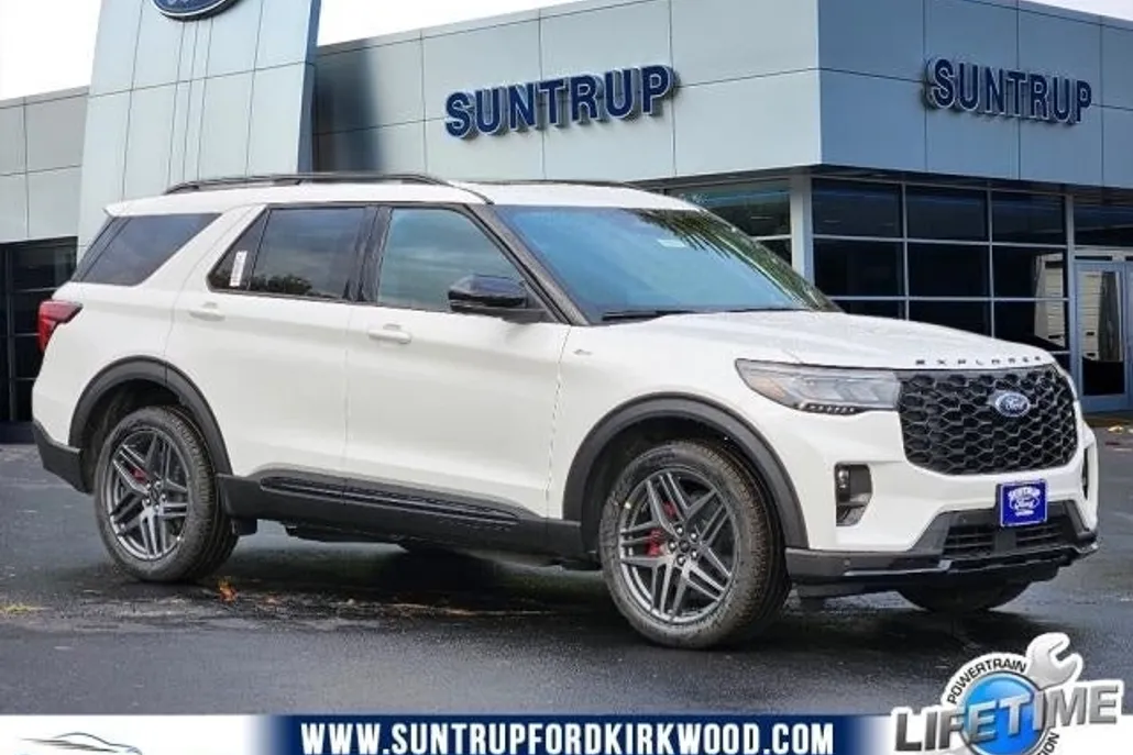 2025 Ford Explorer ST-Line photo 1