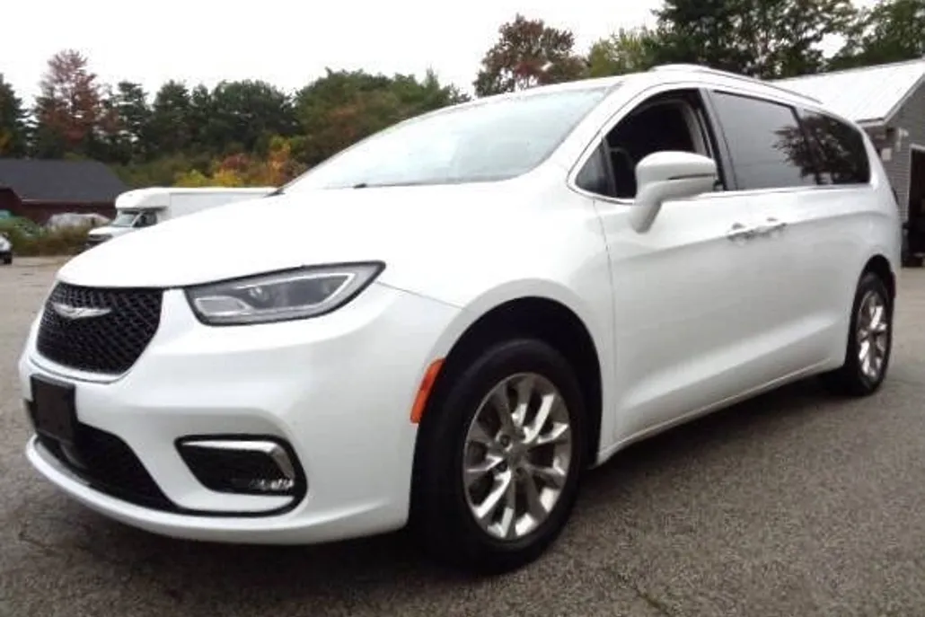 2021 Chrysler Pacifica Touring L photo 1