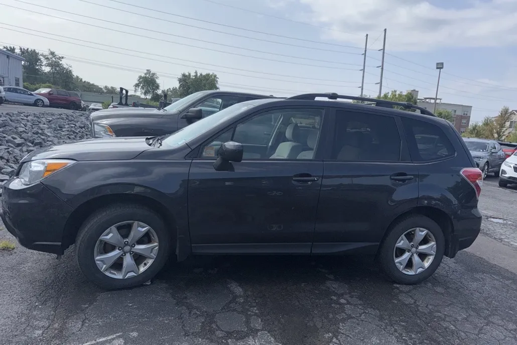 2015 Subaru Forester 2.5i Premium photo 1