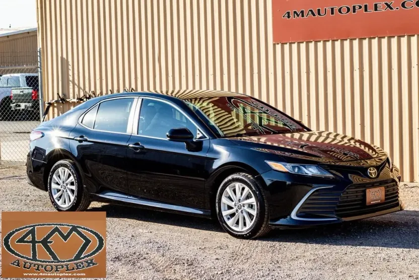 2022 Toyota Camry LE photo 1