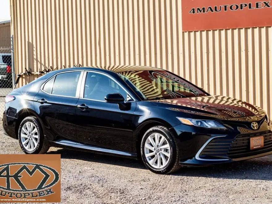 2022 Toyota Camry LE photo 1