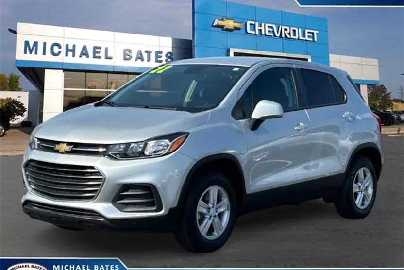 2022 Chevrolet Trax LS photo 1