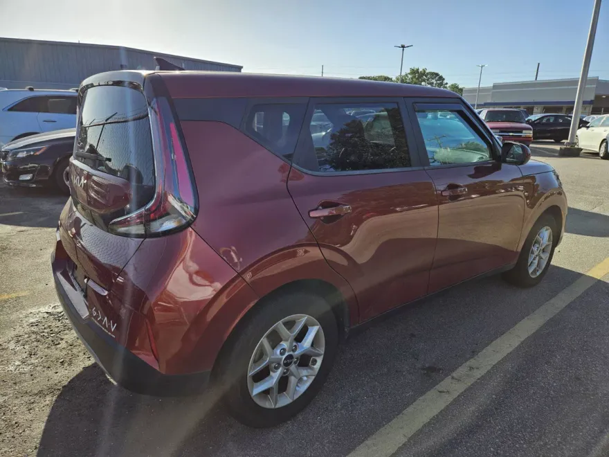 2023 Kia Soul S photo 1