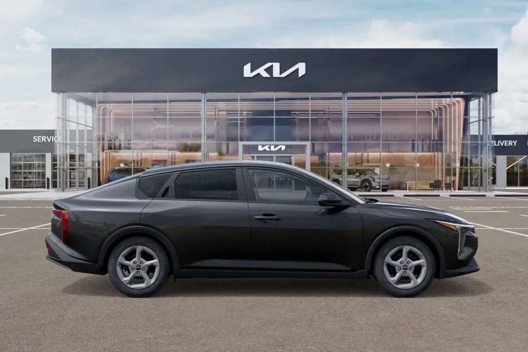 2025 Kia K4 LXS photo 1