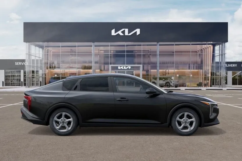 2025 Kia K4 LXS photo 1