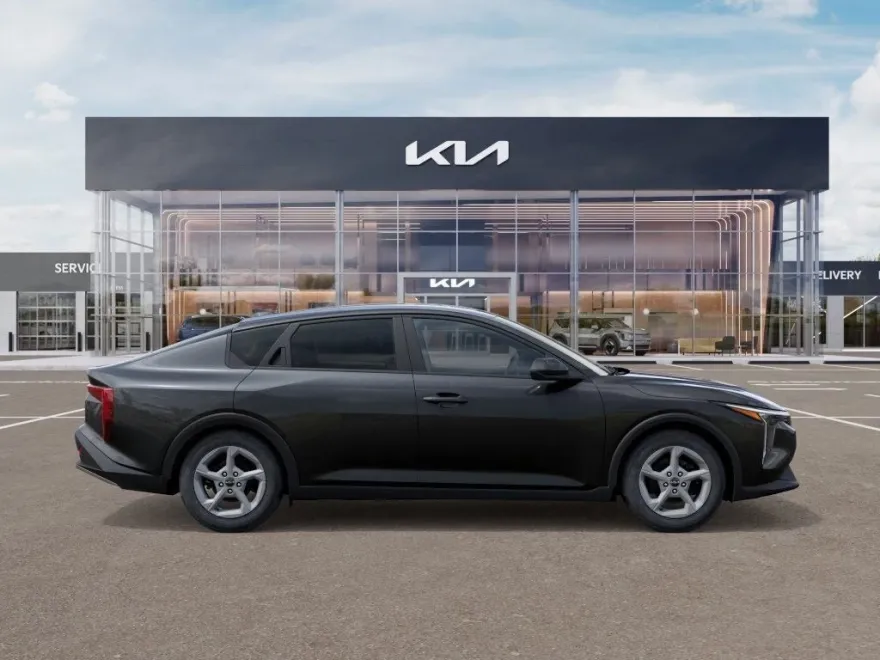 2025 Kia K4 LXS photo 1