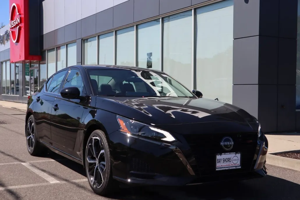 2025 Nissan Altima SR photo 1