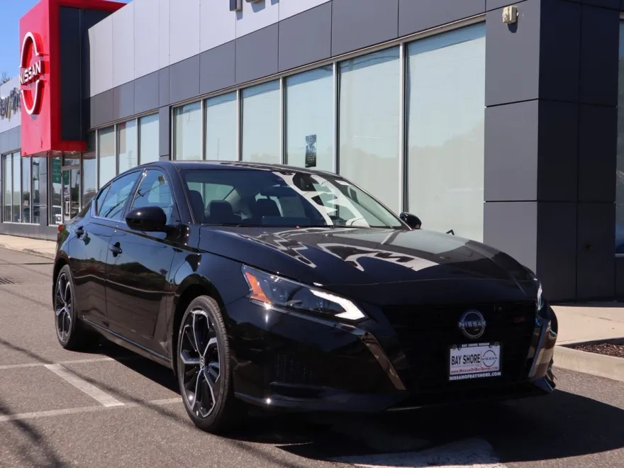 2025 Nissan Altima SR photo 1