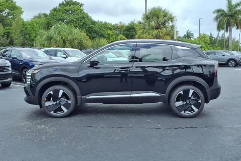 2025 Nissan Kicks SR photo 1