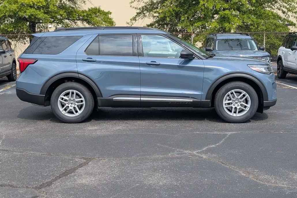 2025 Ford Explorer photo 1