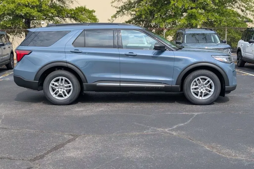 2025 Ford Explorer photo 1