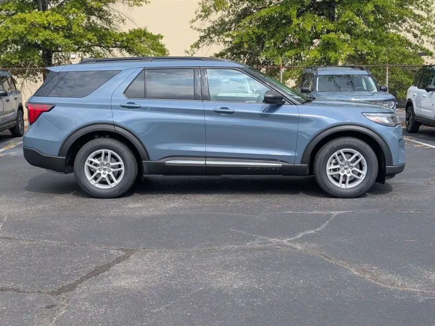 2025 Ford Explorer photo 1