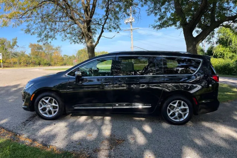 2019 Chrysler Pacifica Limited photo 1