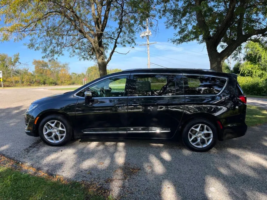 2019 Chrysler Pacifica Limited photo 1