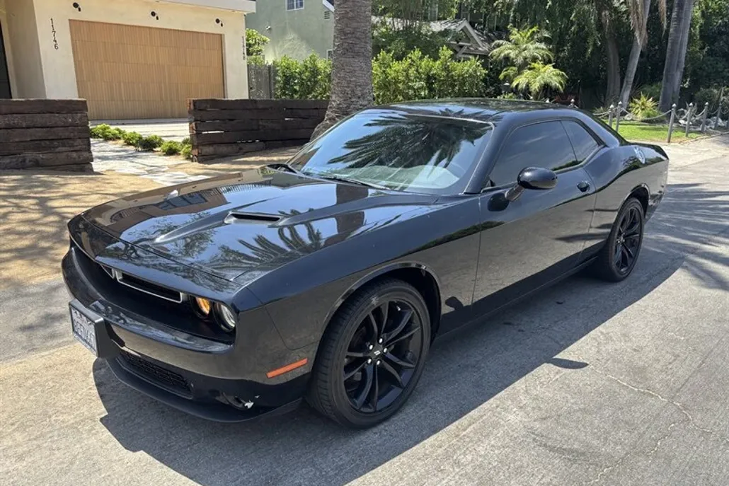 2015 Dodge Challenger SXT photo 1