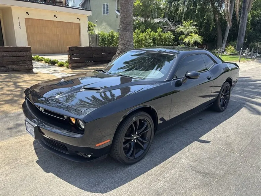 2015 Dodge Challenger SXT photo 1