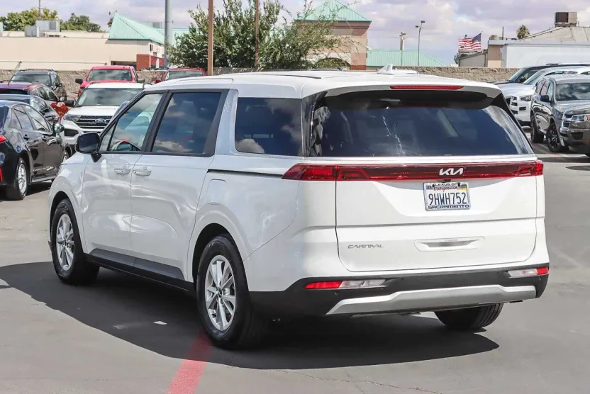 2024 Kia Carnival LX photo 1