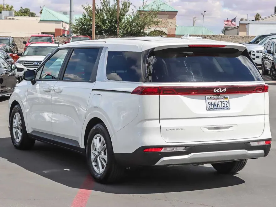 2024 Kia Carnival LX photo 1