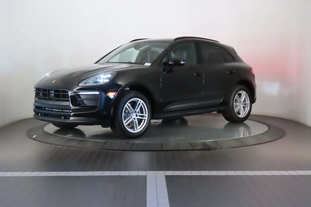 2026 Porsche Macan Base photo 1